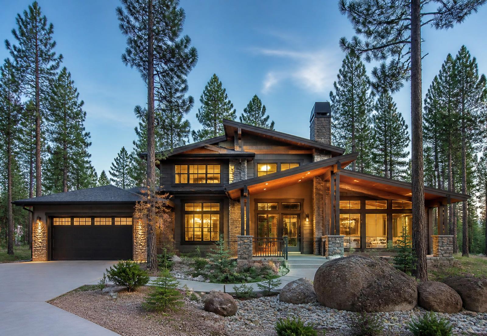 Beautiful mountain vacation home in Show Low, Pinetop, Arizona White Mountains with pine trees and a welcoming entrance